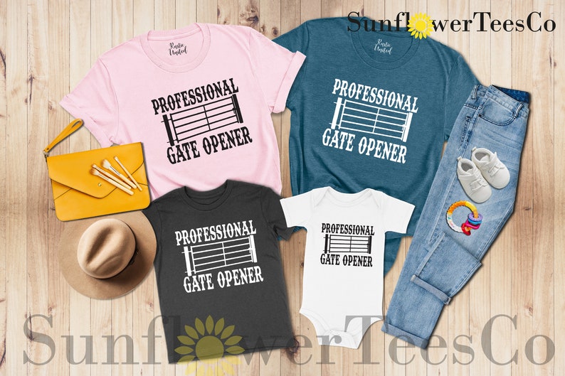 Op de afbeelding: Een set van vier t-shirts met de tekst "Professional Gate Opener" en een afbeelding van een poort. De shirts zijn in roze, turquoise, zwart en wit.