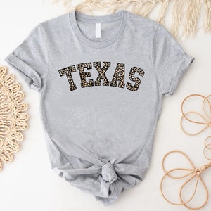 Leopard Texas Shirt,Texas Fan Shirt,Texas Girl Shirt, Gift For Texan,Texas Tshirt,Texas Girls Trip Shirt,Texas Lover Shirt,Family Trip Shirt bild 3