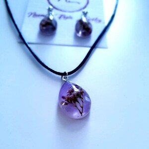 Resin necklace with earrings, with dried flowers inside.