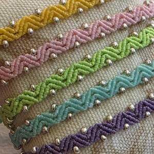 Pulsera bohemia de macramé con diseño de espiga y cuentas plateadas, joyería minimalista en zigzag, regalo para ella.