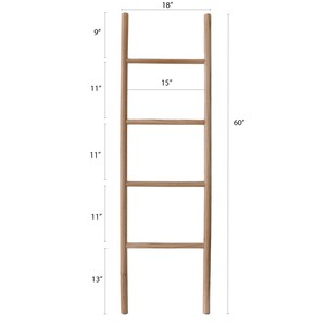 Puede incluir: Una estanter&iacute;a de madera en forma de escalera con cuatro pelda&ntilde;os, que mide 152,4 cm de alto, 45,7 cm de ancho y con pelda&ntilde;os separados 27,9 cm. La estanter&iacute;a est&aacute; hecha de madera natural y tiene un aspecto r&uacute;stico.