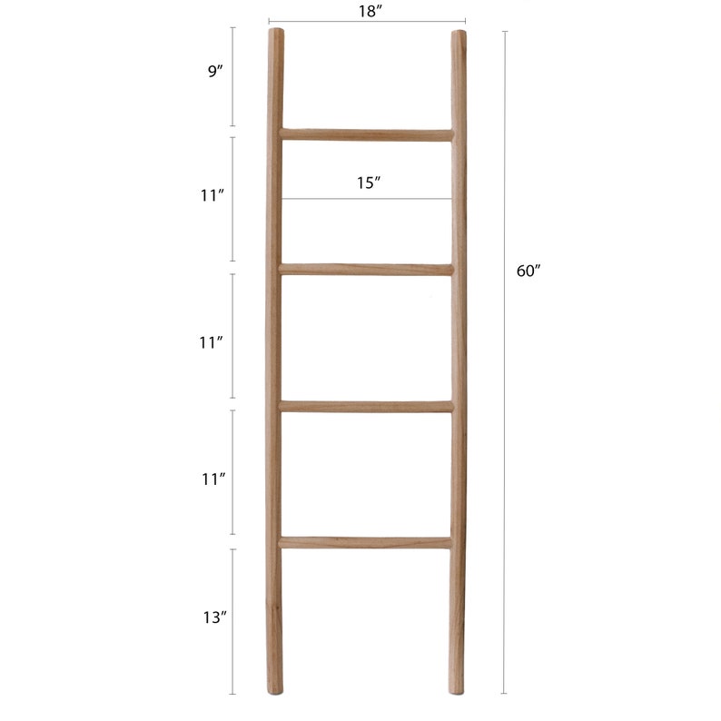 Puede incluir: Una estanter&iacute;a de madera en forma de escalera con cuatro pelda&ntilde;os, que mide 152,4 cm de alto, 45,7 cm de ancho y con pelda&ntilde;os separados 27,9 cm. La estanter&iacute;a est&aacute; hecha de madera natural y tiene un aspecto r&uacute;stico.