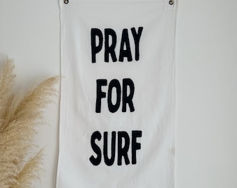 Tapiz de pared Pray For Surf, lienzo de algodón bordado, decoración retro de playa bohemia para el hogar, guardería, regalo de arte hippie costero de 22 x 36 pulgadas