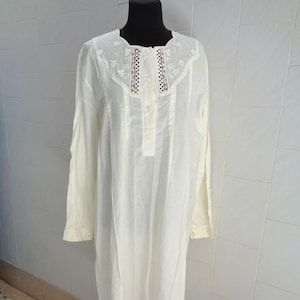 Robe de nuit longue blanche brodée en coton, italienne vintage de Lingerdor, fermeture courte à boutons, manches longues, article de qualité supérieure