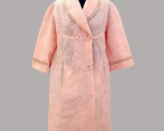 Vintage 60s/70s Quilted Pink Robe – Embroidered Nylon Dressing Gown with Lace Trim – Cinematic Retro Loungewear (L)
