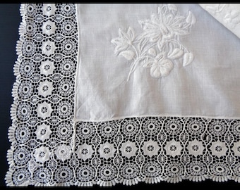 Vintage white linen handkerchief with lace and embroidery – 42×42 cm