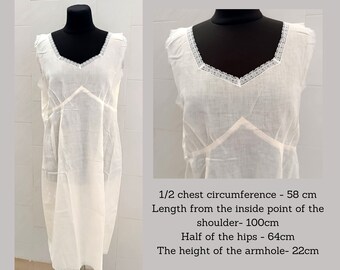 May include: A white sleeveless dress with a V-neckline trimmed with lace. The dress has a simple design with a fitted waist and a knee-length hem. Measurements: half chest 58 cm, length 100 cm, half hips 64 cm, armhole height 22 cm.