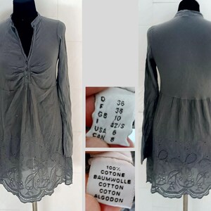 Schöne bestickte Bluse mit der Markierung H. Eigh, in sehr leichter Baumwolle von dunkelgrauer Farbe, bestickte Tunika aus Baumwolle