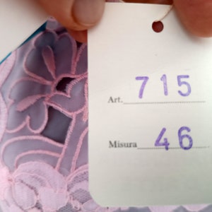 May include: A white tag with purple text, labeled "Art. 715" and "Misura 46".