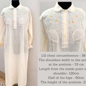 Puede incluir: Un camisón de algodón blanco con encaje delicado y bordados florales. El camisón tiene un frente abotonado y mangas largas. 1/2 circunferencia del pecho - 58 cm, Ancho de los hombros hasta la sisa en la sisa - 53 cm, Longitud desde el punto interior del hombro - 120 cm, Mitad de las caderas - 60 cm, Altura de la sisa - 23 cm.