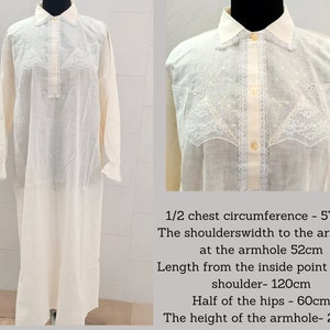 Op de afbeelding: Crèmekleurig shirt met lange mouwen en ingewikkelde kanten details rond de kraag en borst. Voorzien van een knoopsluiting en een relaxte pasvorm. Afmetingen: borst 57 cm, schouderbreedte 52 cm, lengte 120 cm, heupen 60 cm, armsgathoogte 23 cm.