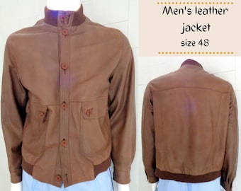 Chaqueta bomber vintage italiana para hombre, de cuero color chocolate con leche. Chaqueta auténtica con la marca COMBIPEL.