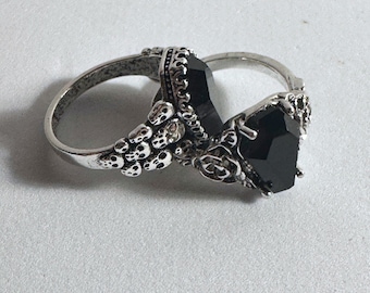 Anéis de caixão góticos e glam – desenhos de caveira e rosa com metal antigo e vidro preto