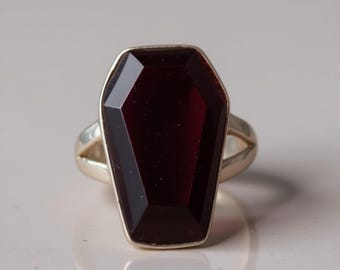 Tiefe Granat Coffin Ring | Facettierter Glassarg mit versilberter 925er Fassung