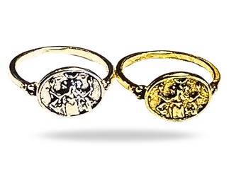 Anel de prata ou ouro envelhecido com Hécate abstrata com tochas.