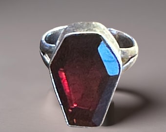Heller Granat verstellbarer Sargring | Facettierter Glassarg mit versilberter 925er Fassung