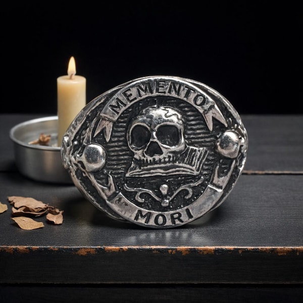 Pierścień Memento Mori w kolorze srebrnym – detale z czaszką i książką