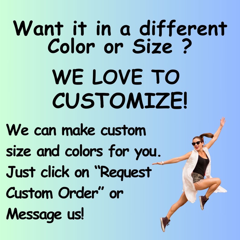 Puede incluir: Texto que dice "&iquest;Lo quieres en un color o tama&ntilde;o diferente? &iexcl;NOS ENCANTA PERSONALIZAR! Podemos hacer tama&ntilde;os y colores personalizados para ti. Simplemente haz clic en "Solicitar pedido personalizado" o env&iacute;anos un mensaje!" con una mujer saltando en el aire con los brazos extendidos.