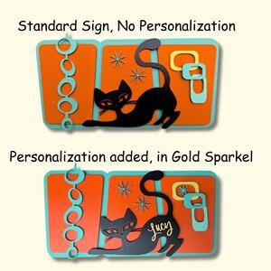 Puede incluir: Un letrero de pared personalizable que presenta una silueta negra de un gato con un dise&ntilde;o retro. El letrero tiene un fondo naranja brillante con acentos turquesa y una opci&oacute;n de personalizaci&oacute;n con brillo dorado. El ejemplo muestra el nombre "Lucy" agregado al letrero.