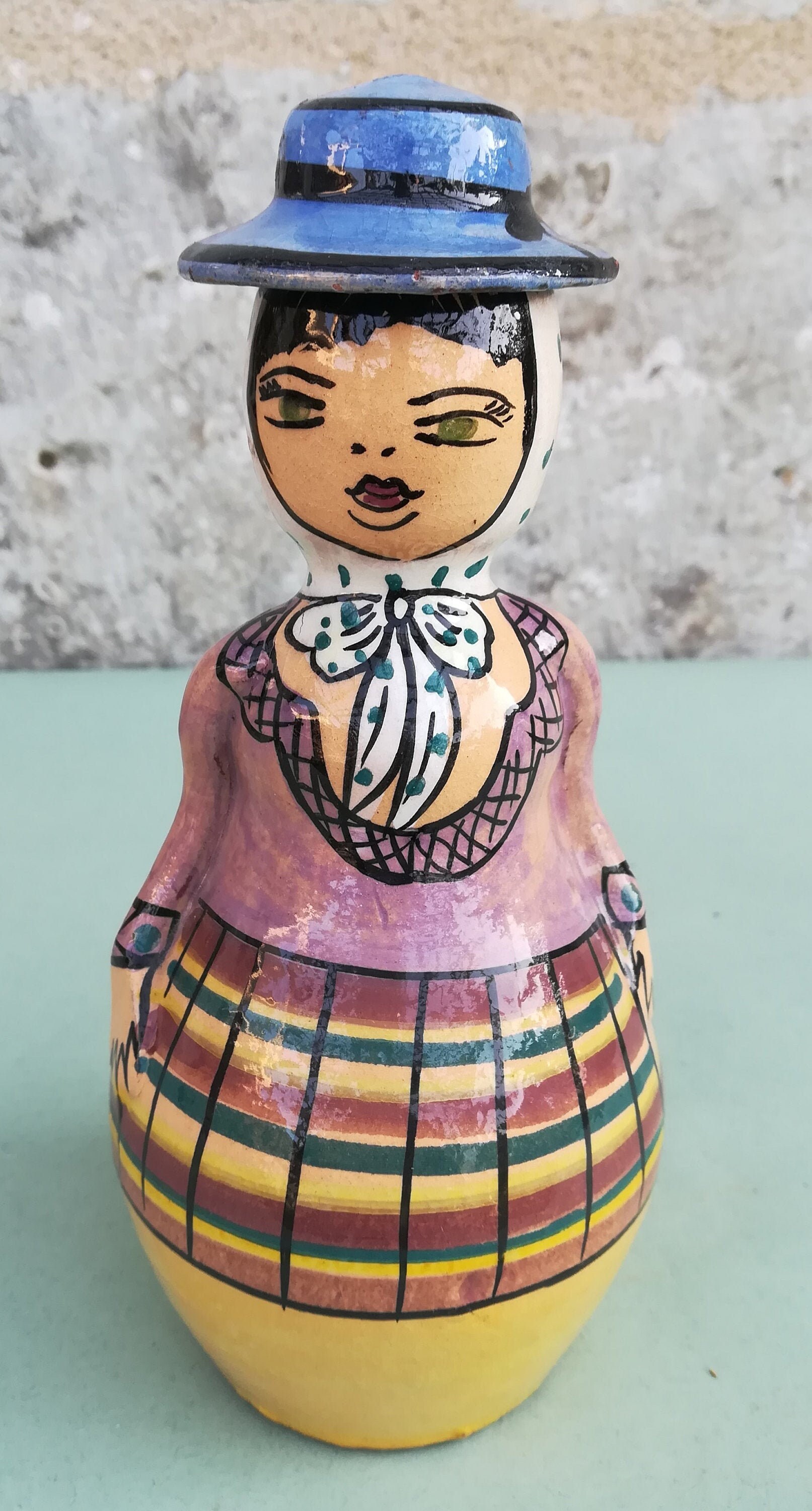 Terracotta Character Bottle, Fiole en Terre Cuite, Femme Chapeau Bleu,