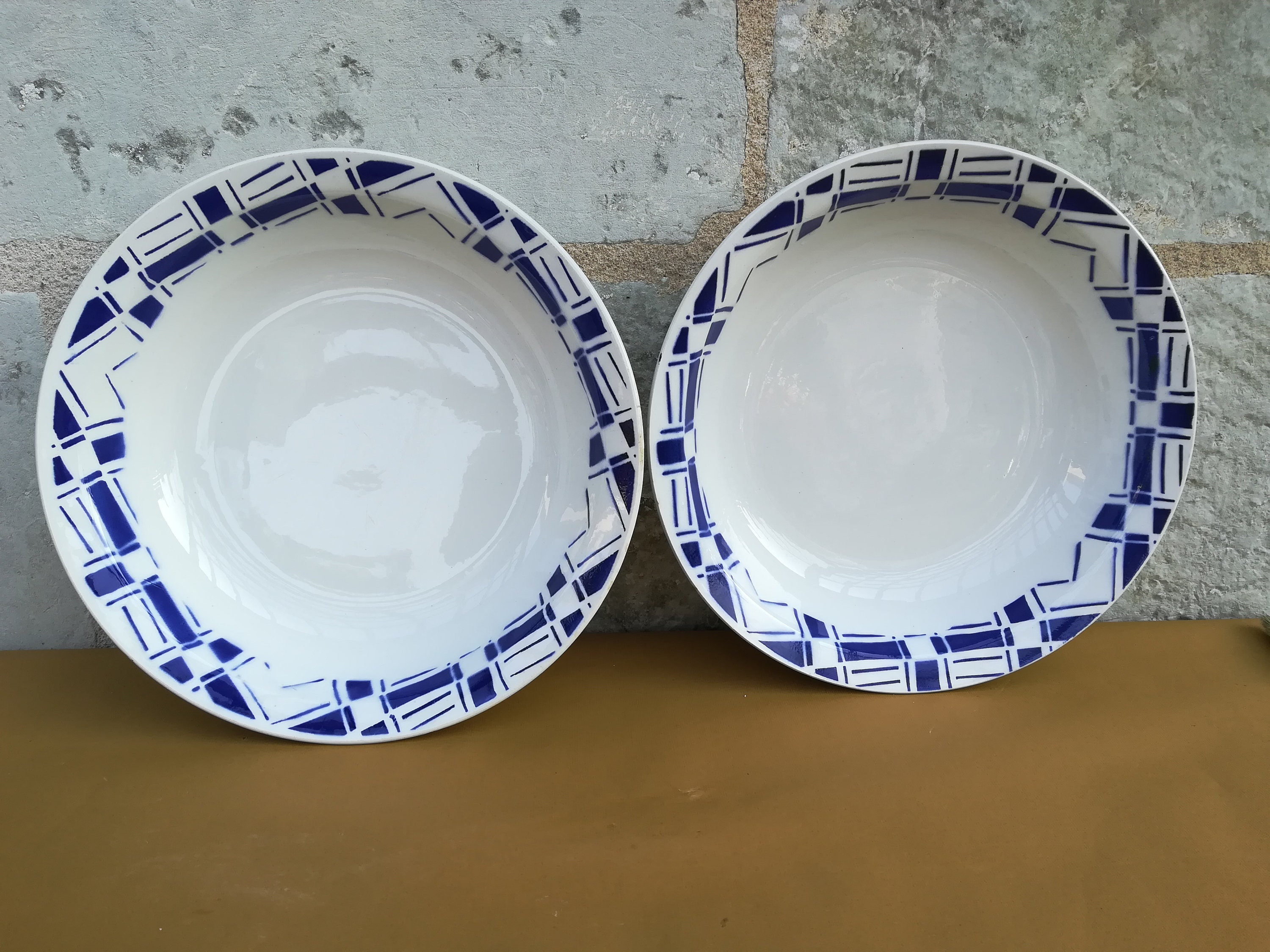 Faience Serving Dish, Plat de Service en Faïence, St Amand, 1930, L'art La Table à Française