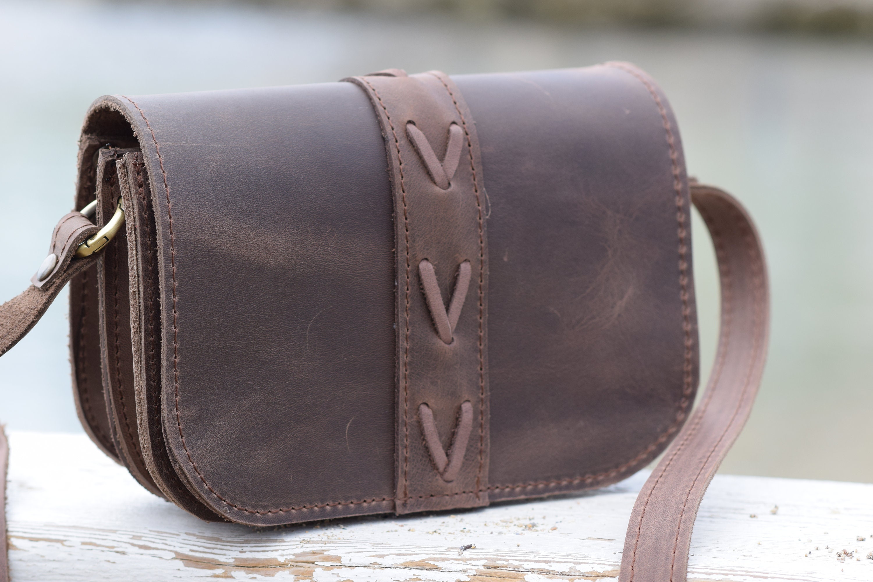 ショルダーバッグ・ポシェット LEATHER SHOULDER BAG WITH LOGO Herald Chevron Quilted Small Crossbody Bag with Coin Purse