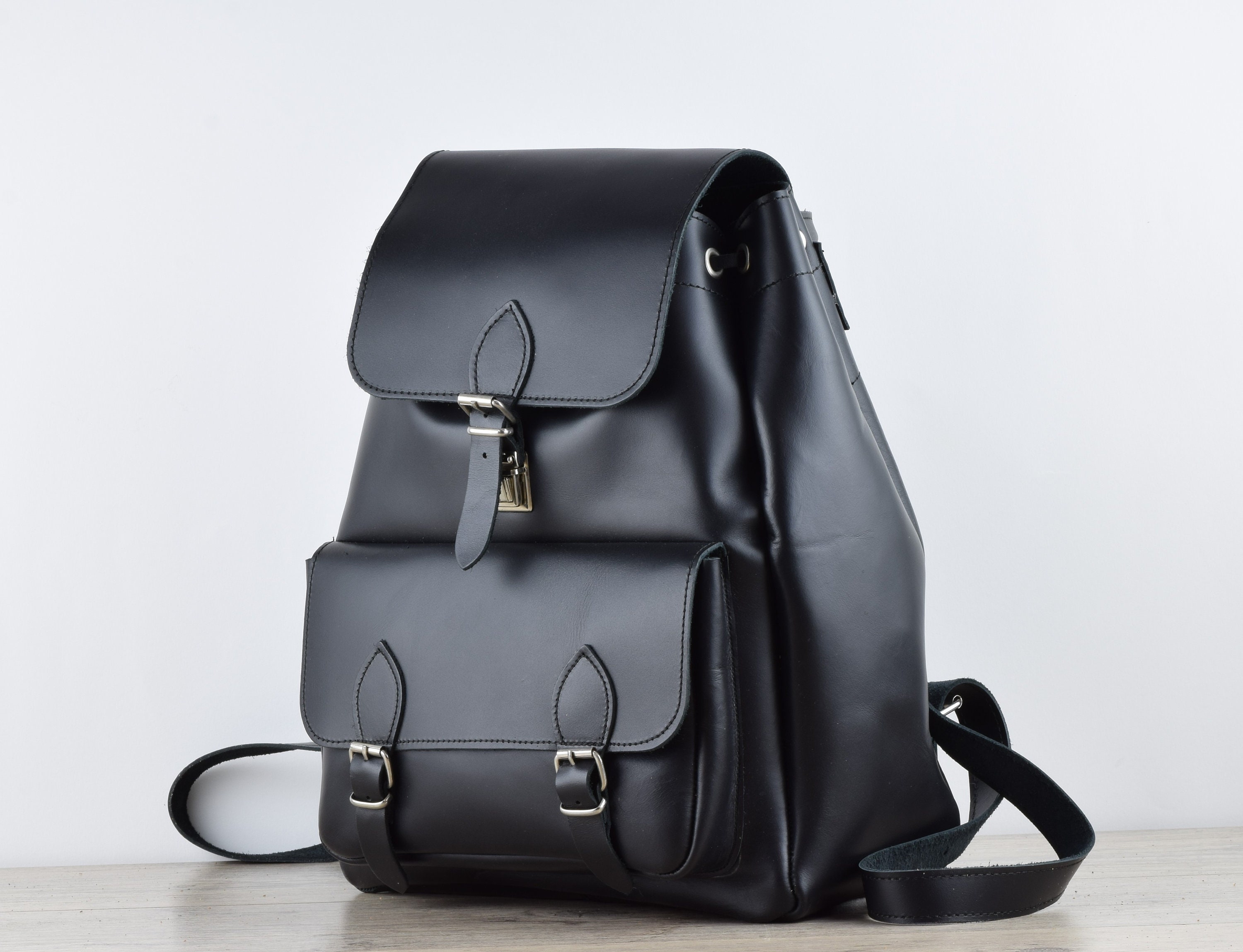 バックパック・リュック JILLSTUART UNISEX Polar Black Leather Strap Logo Backpack JL Designer fashion, Seoul-fully created | W Concept