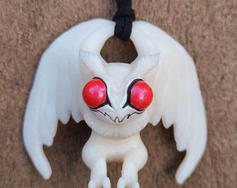 Collar de polilla blanca - Joyería de resina pintada a mano con motivos de críptidos