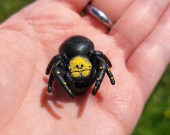 ベルベットスパイダーピン - 複数種 - 手描き樹脂製スパイダー、ラバークラッチ付き