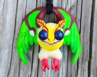 Collar Luna Mothman - Joyas Cryptid pintadas a mano con resina