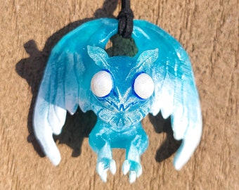 POLILLA DE HIELO - Collar de polilla de hielo azul - Joyería de resina pintada a mano con motivos de críptidos