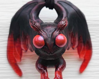 GOTH MOTH - Collar Mothman negro con goteo rojo translúcido - Joyería de críptidos pintada a mano en resina