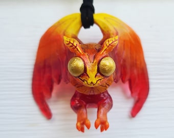 POLILLA DE FUEGO - Collar de polilla roja - Joyería de resina pintada a mano con motivos de críptidos