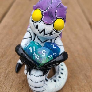 Figura alienígena con porta dados de bicho espacial - "Rippy" - Resina pintada a mano en diferentes tamaños