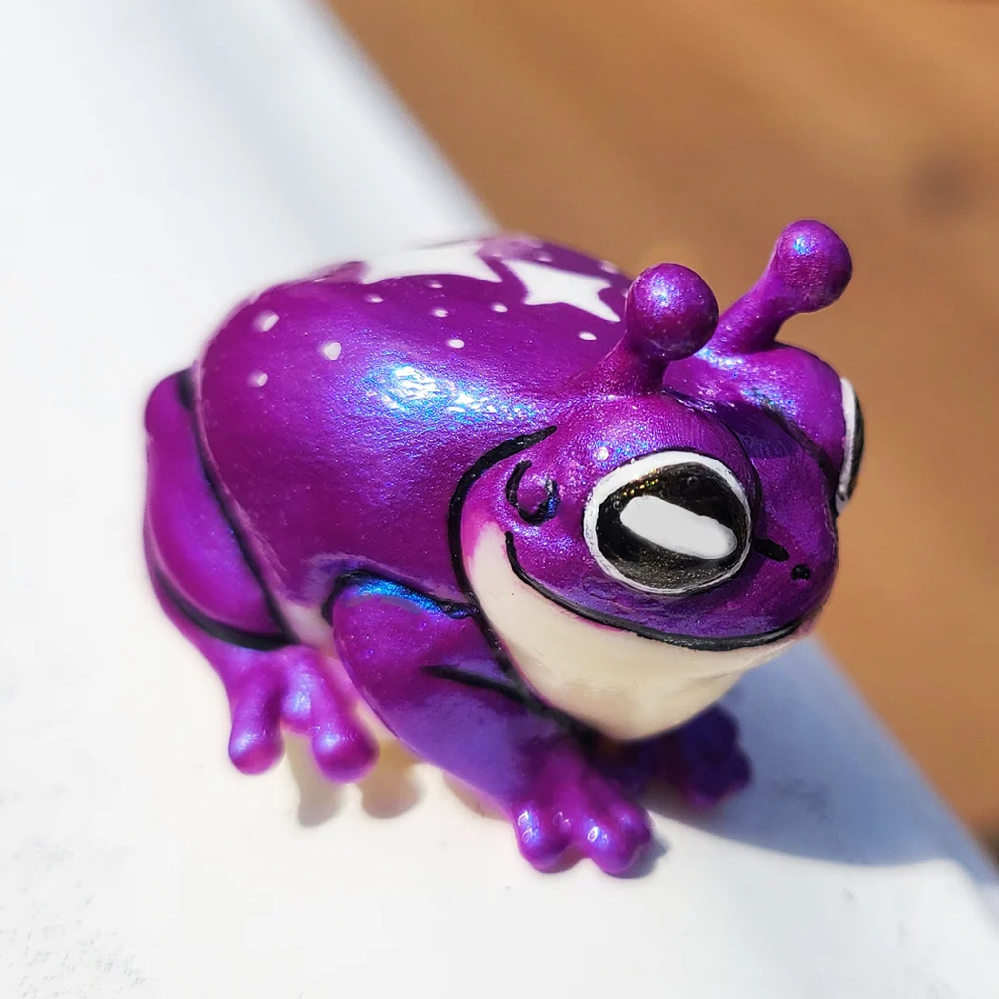 エイリアンツリーフロッグフレンド - 手描き樹脂製カエルフィギュア
