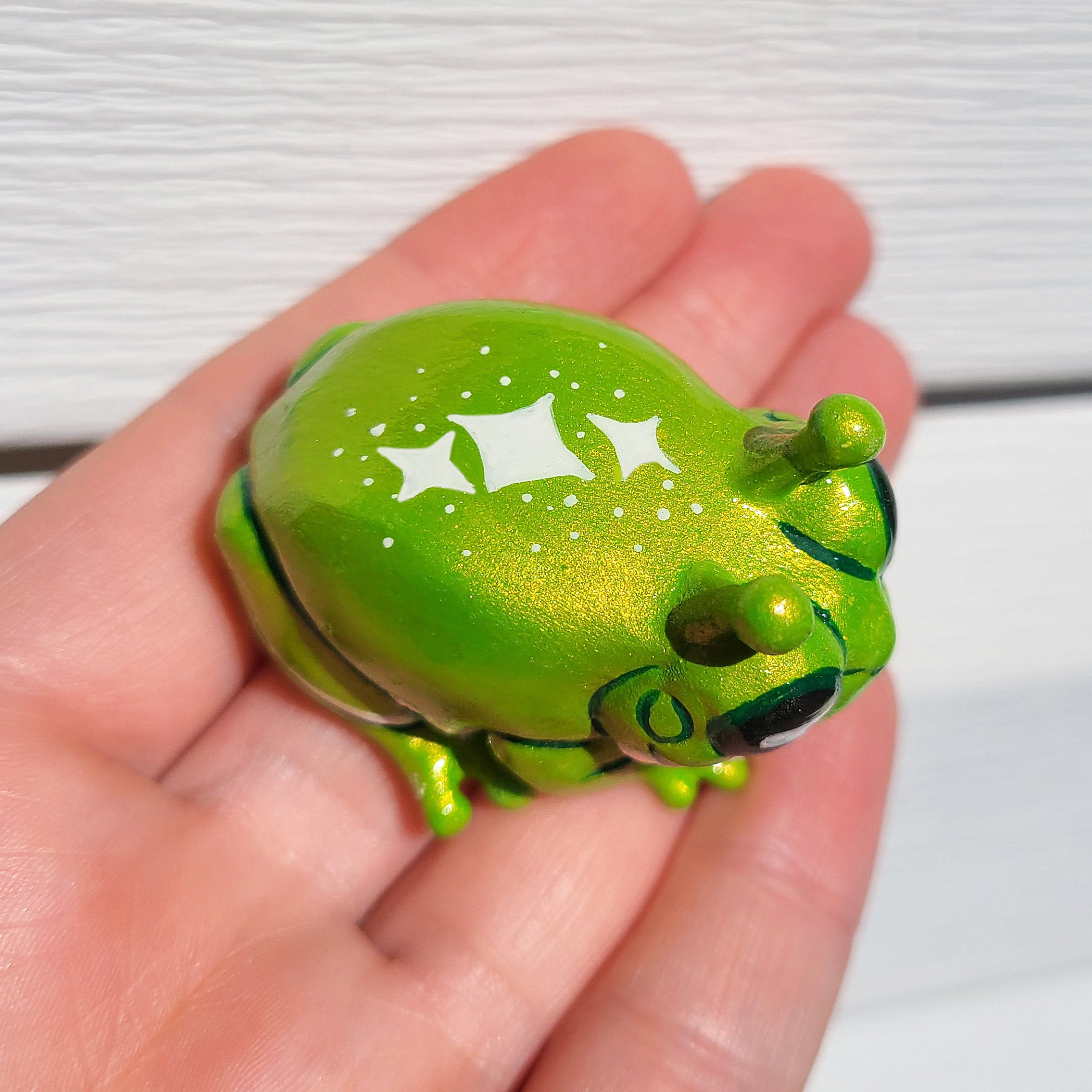 エイリアンツリーフロッグフレンド - 手描き樹脂製カエルの置物