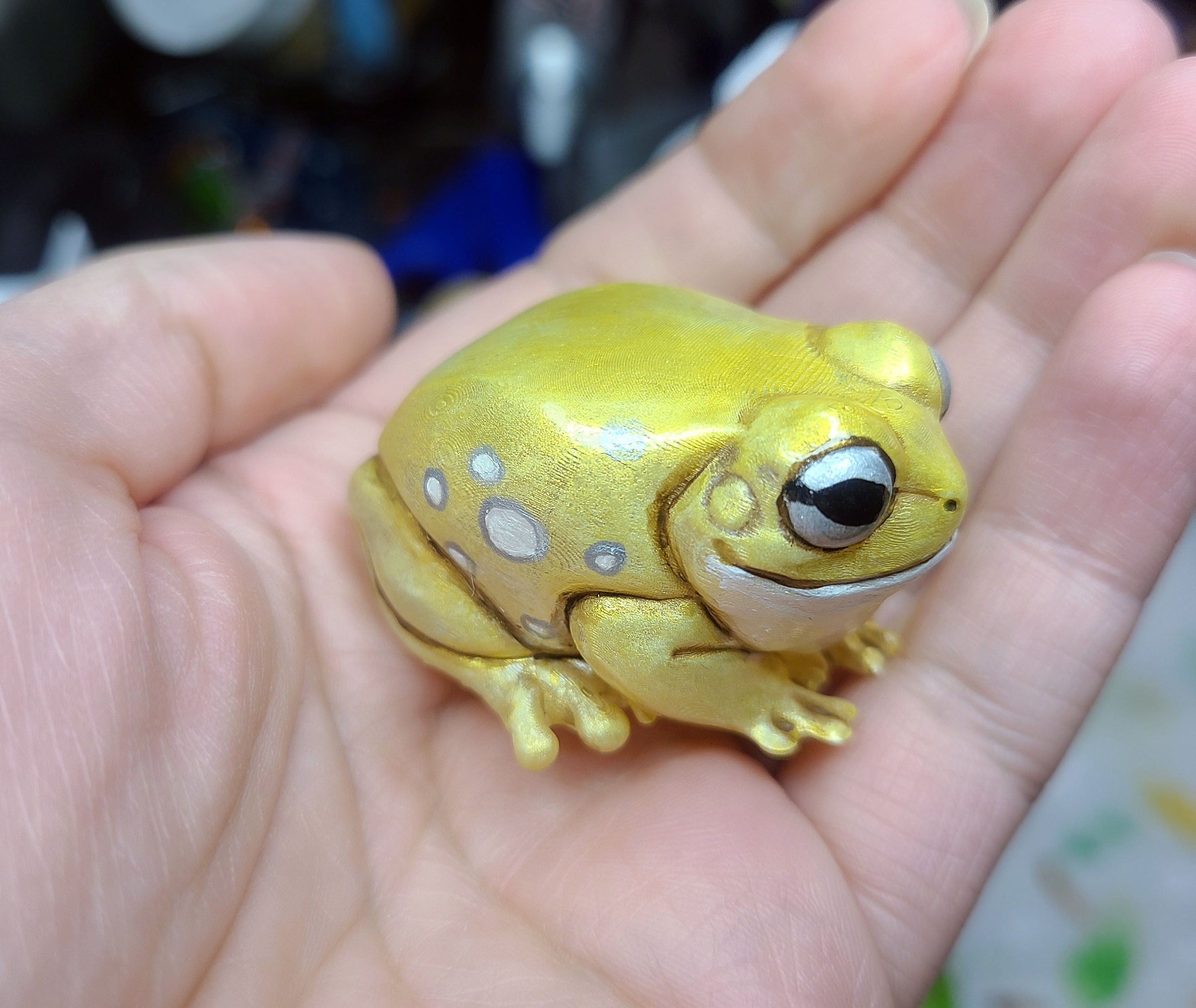 ゴールド スペクトル ツリー フロッグ フレンド - 手描き樹脂製カエル