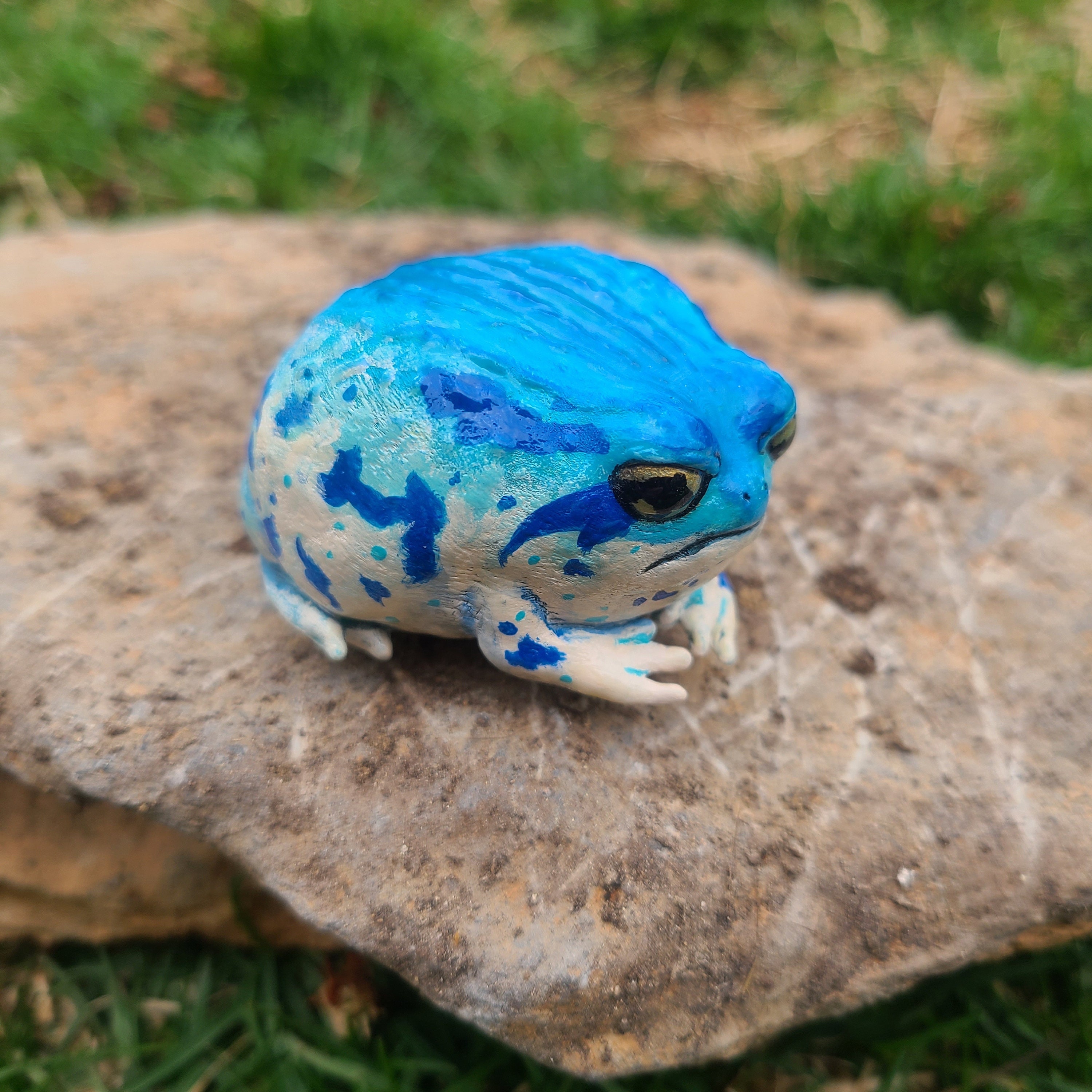 ブルーベリーレインフロッグフィギュア - 揺れる手描きのリアルな樹脂