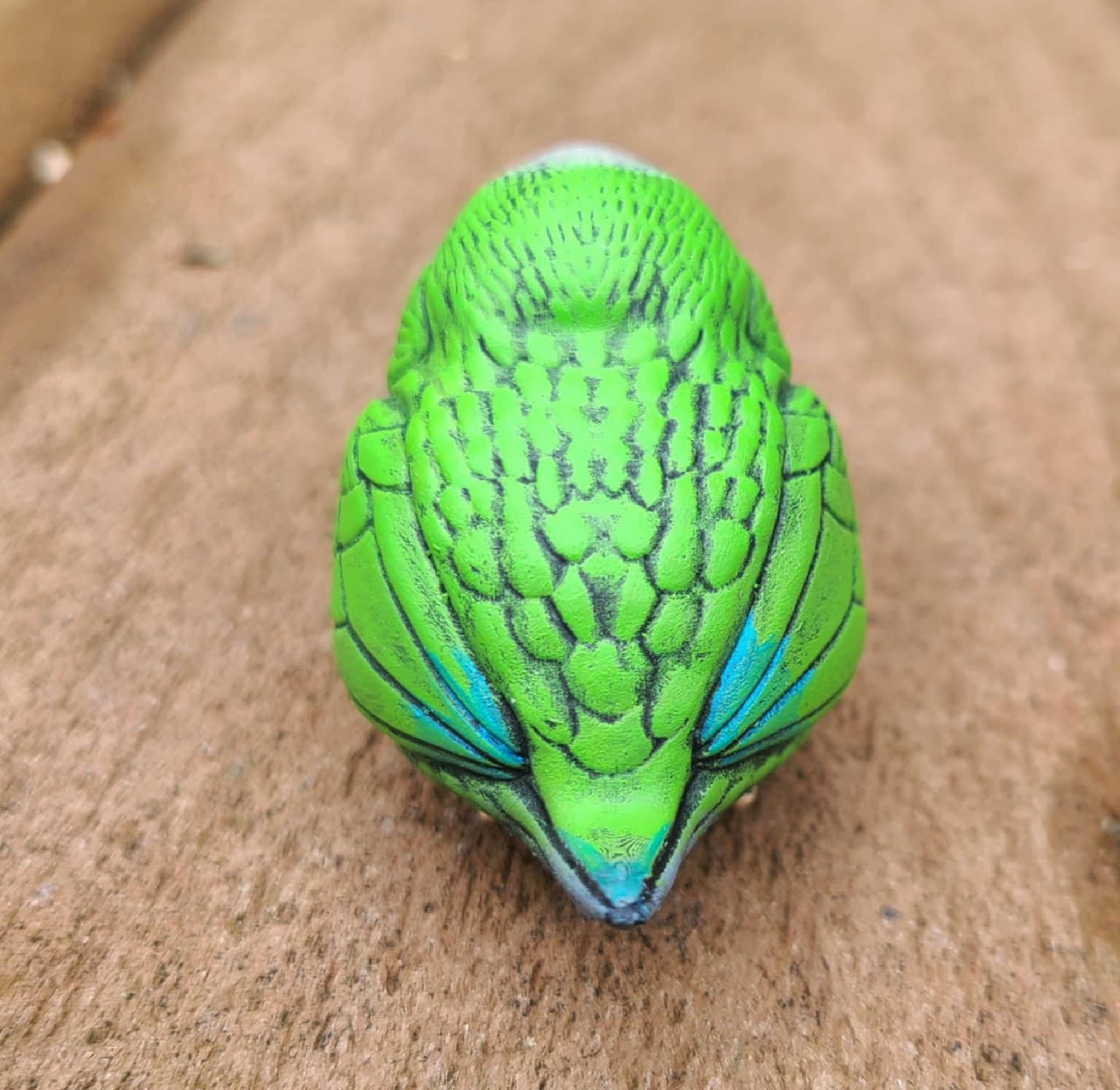 クエーカーオウムの鳥の置物 - 手描き樹脂製鳥の置物 - 複数の色をご 