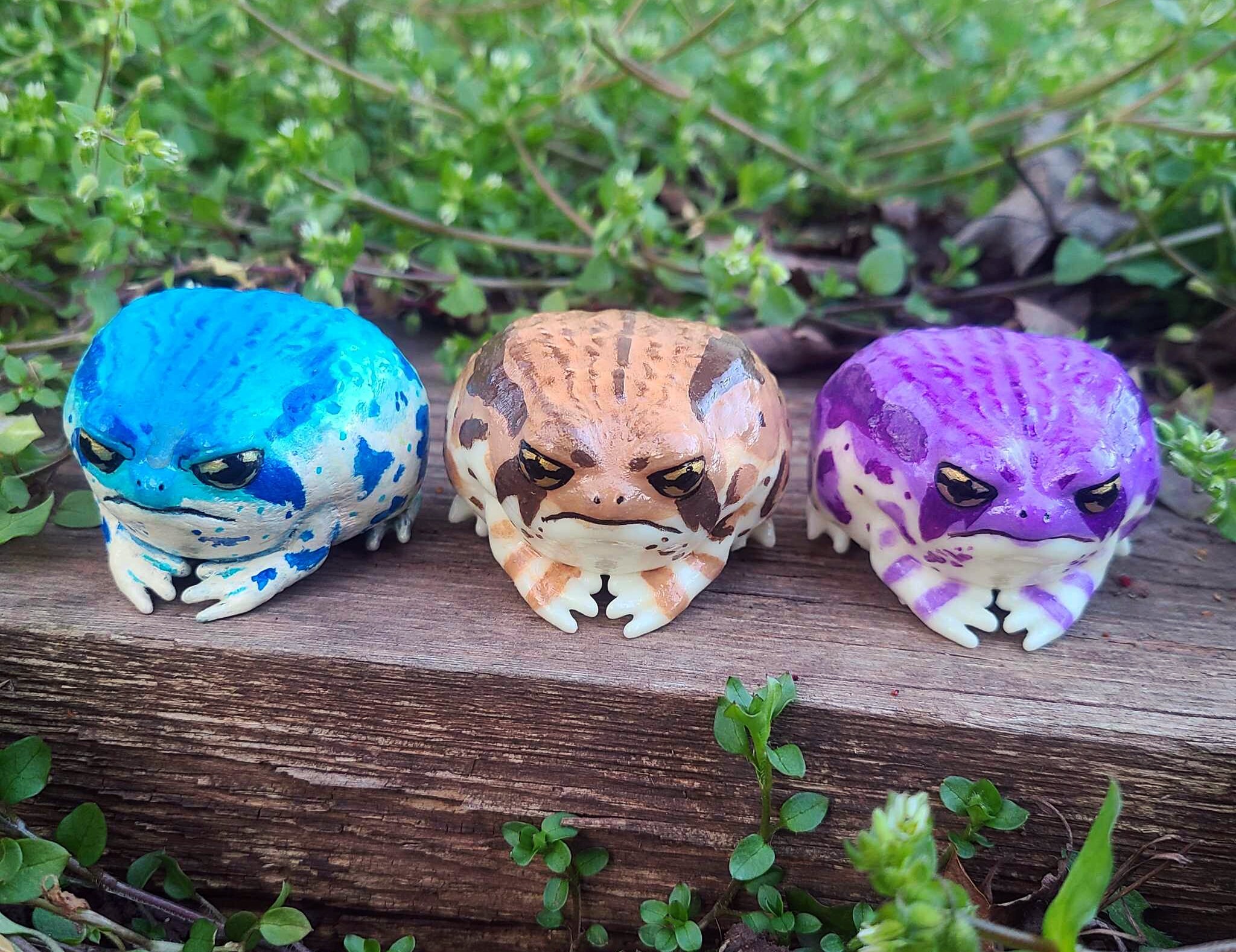 パープルレインフロッグフィギュア - 揺れる手描きのリアルな樹脂製