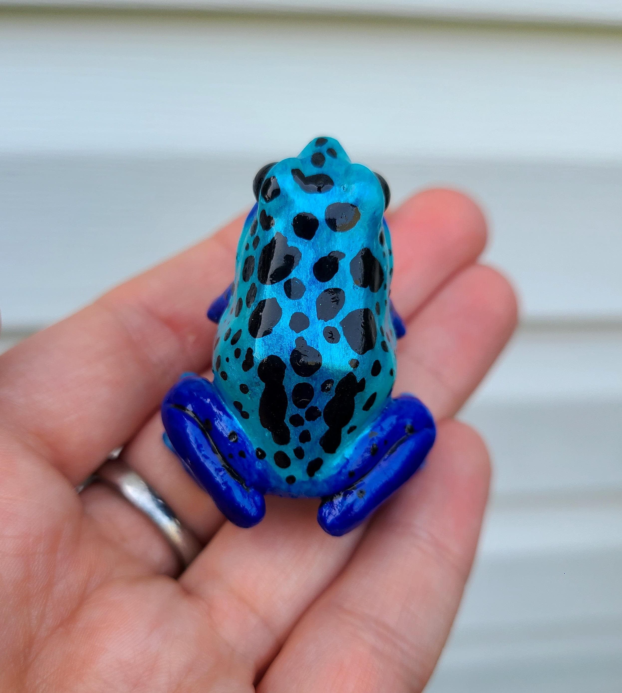 ブルーポイズンダートフロッグ - 手描き樹脂製カエルの置物 - Etsy 日本