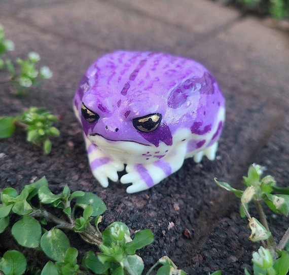 パープルレインフロッグフィギュア - 揺れる手描きのリアルな樹脂製
