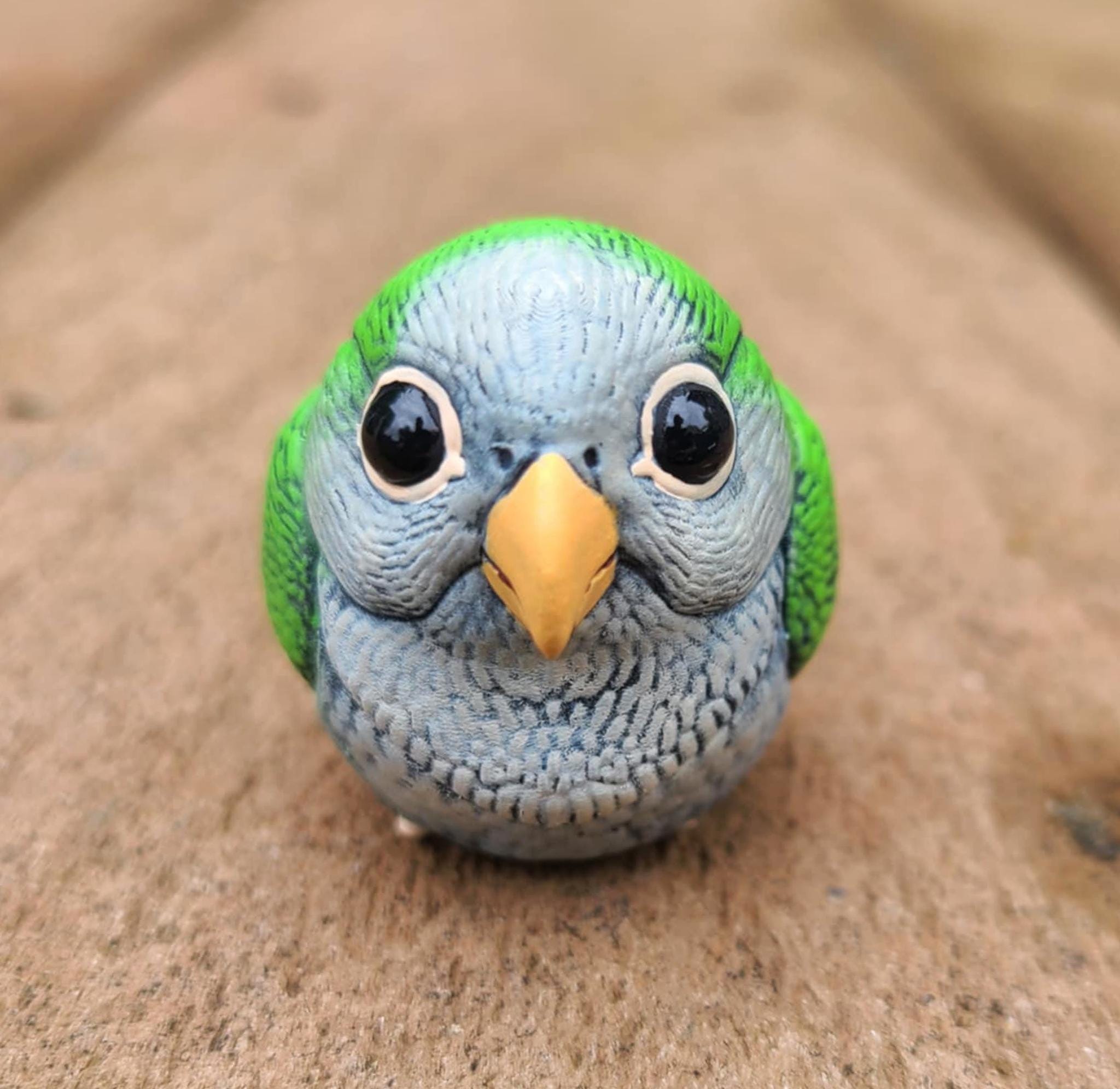 クエーカーオウムの鳥の置物 - 手描き樹脂製鳥の置物 - 複数の色をご 