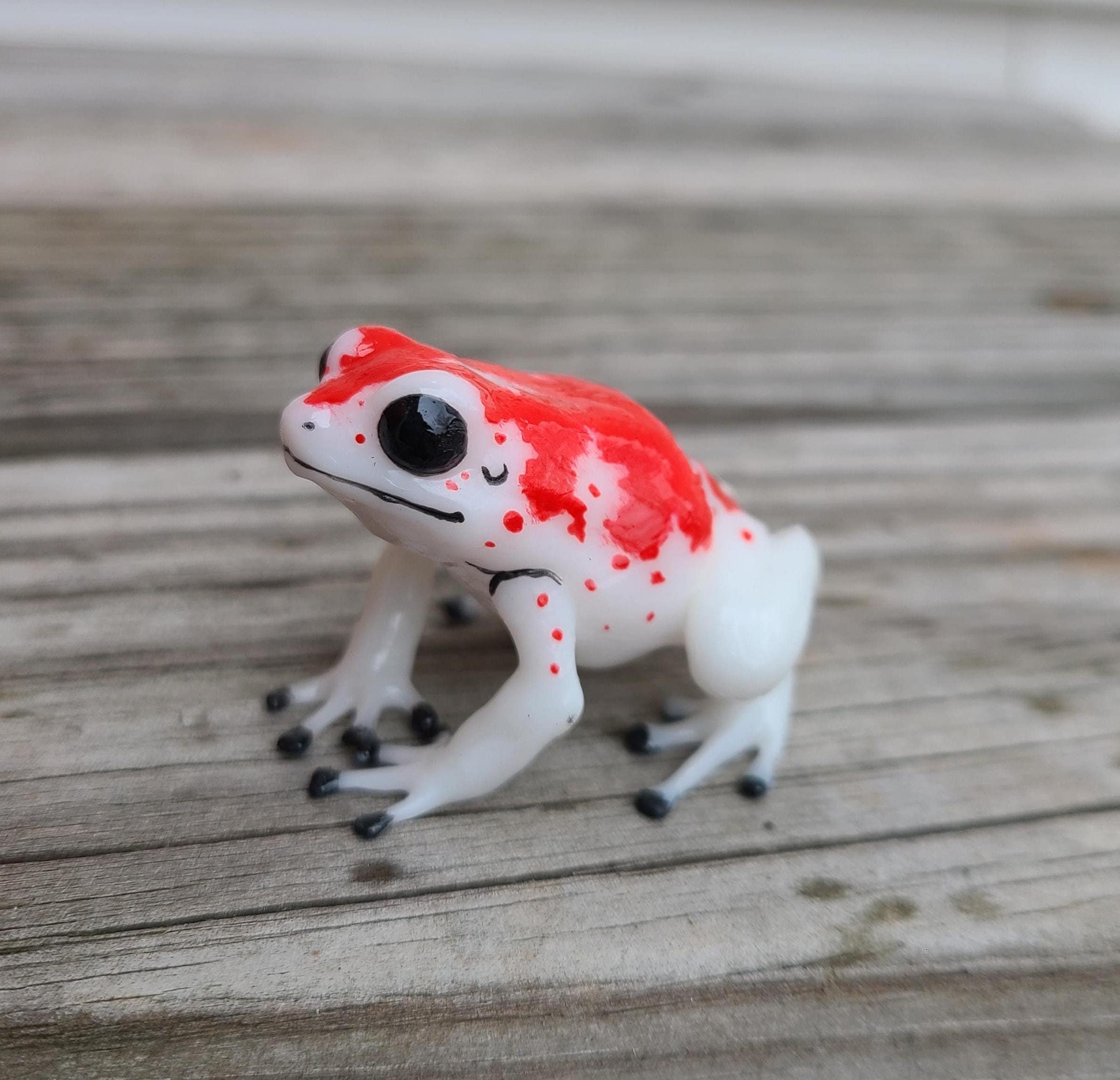 Oophaga Sylvatica「Koi」ヤドクガエル - 手描き樹脂製カエルの置物