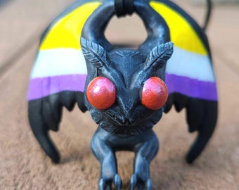 Collar Mothman del Orgullo No Binario - Joyería de resina pintada a mano con motivos de criaturas críptidas