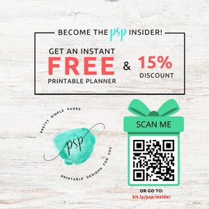 Op de afbeelding: Een groene en witte geschenkdoos met een QR-code en de tekst "SCAN ME" erop. De tekst "OR GO TO: bit.ly/psp-insider" staat onder de QR-code. De tekst "BECOME THE PSP INSIDER! GET AN INSTANT FREE & 15% DISCOUNT PRINTABLE PLANNER" staat boven de geschenkdoos. De tekst "PRETTY SIMPLE PAGES psp PRINTABLE DESIGNS FOR YOU" staat in een cirkel rond een groene aquarel vlek.