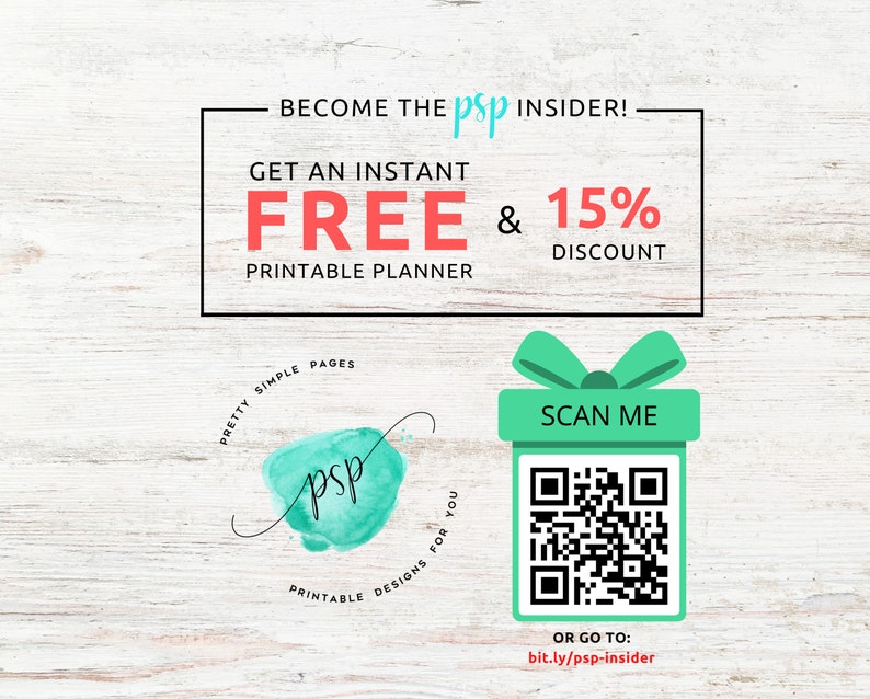 Op de afbeelding: Een groene en witte geschenkdoos met een QR-code en de tekst "SCAN ME" erop. De tekst "OR GO TO: bit.ly/psp-insider" staat onder de QR-code. De tekst "BECOME THE PSP INSIDER! GET AN INSTANT FREE & 15% DISCOUNT PRINTABLE PLANNER" staat boven de geschenkdoos. De tekst "PRETTY SIMPLE PAGES psp PRINTABLE DESIGNS FOR YOU" staat in een cirkel rond een groene aquarel vlek.