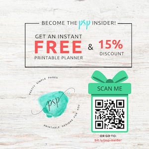 Op de afbeelding: Een groene en witte geschenkdoos met een QR-code en de tekst "SCAN ME" erop. De tekst "OR GO TO: bit.ly/psp-insider" staat onder de QR-code. De tekst "BECOME THE PSP INSIDER! GET AN INSTANT FREE & 15% DISCOUNT PRINTABLE PLANNER" staat boven de geschenkdoos. De tekst "PRETTY SIMPLE PAGES psp PRINTABLE DESIGNS FOR YOU" staat in een cirkel rond een groene aquarel vlek.
