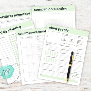 Op de afbeelding: Printbare tuinplannerpagina's met groene en witte accenten. De pagina's bevatten secties voor meststofinventaris, maandelijkse aanplant, gewasrotatie, bodemverbetering en plantprofielen.