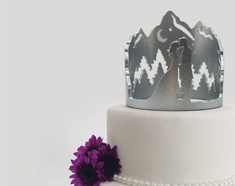 Berg Sternenhimmel Hochzeitstorte Topper | Individuell bemalte und gravierte Acrylkrone | Silhouette Braut und Bräutigam